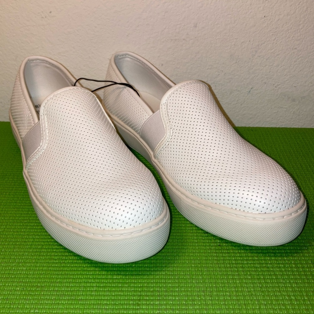 WOMENS TIME AND TRU PERFORATED TWIN GORE MEMORY FOAM WHITE LOAFERS SHOES BRAND